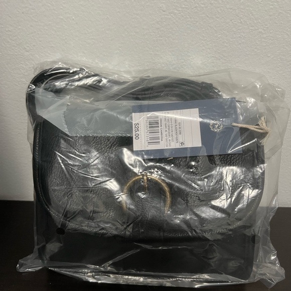 Buckle Flap Crossbody Bag - Universal
Thread™ Black - Picture 4 of 4